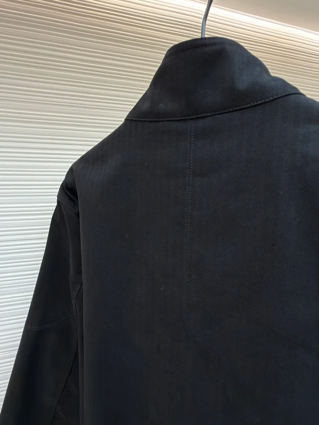 Chrome Hearts M65 work jacket ●Item number: 1682245-D90 ●Fabric: cotton fabric ●Technology: herringbone brushed production ●Color: black ●Version: loose fit ●Weight: about 1300 grams ●Size: S-M-L ●Description: Purchased from the original national specialty brand No. 51800. The custom-woven fabric is made of herringbone brushed 320g cotton material. It is matched with garment dyeing + dirty washing + distressing process. (minimum quantity 2000 meters). Customized jacquard lining. Add soft water washing. Customized 8# placket double-ended zipper. Customized 8# waist pocket zipper. Customized 5# Inner pocket zipper. Customized 20mm I-shaped buckle. Customized 25mm I-shaped buckle. Customized 15mm four-in-one buckle. Customized placket four-in-one concealed button. Customized genuine leather trademark. Size. Produced by a large factory, it is very test of workmanship. Full of street feel. Compare workmanship details to counters. Instant sale of the market version. The overall wiring is straight and delicate, the fabric is comfortable and soft, and the color is consistent without color difference. It can be matched with the same style to create a fashionable look and control various occasions. Customized accessories, complete with three standards, same style for men and women!